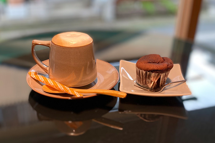 コルクボードカフェでカプチーノ