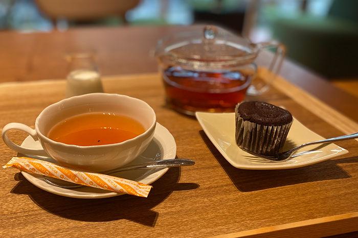コルクボードカフェで紅茶